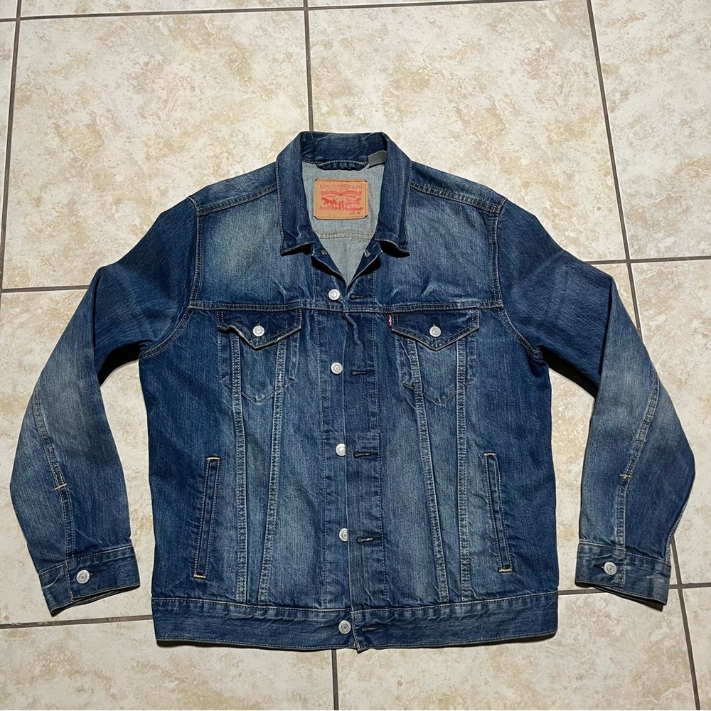 Levi’s Trucker Medium Blue Distressed Trucker Jacket Men’s Size Medium